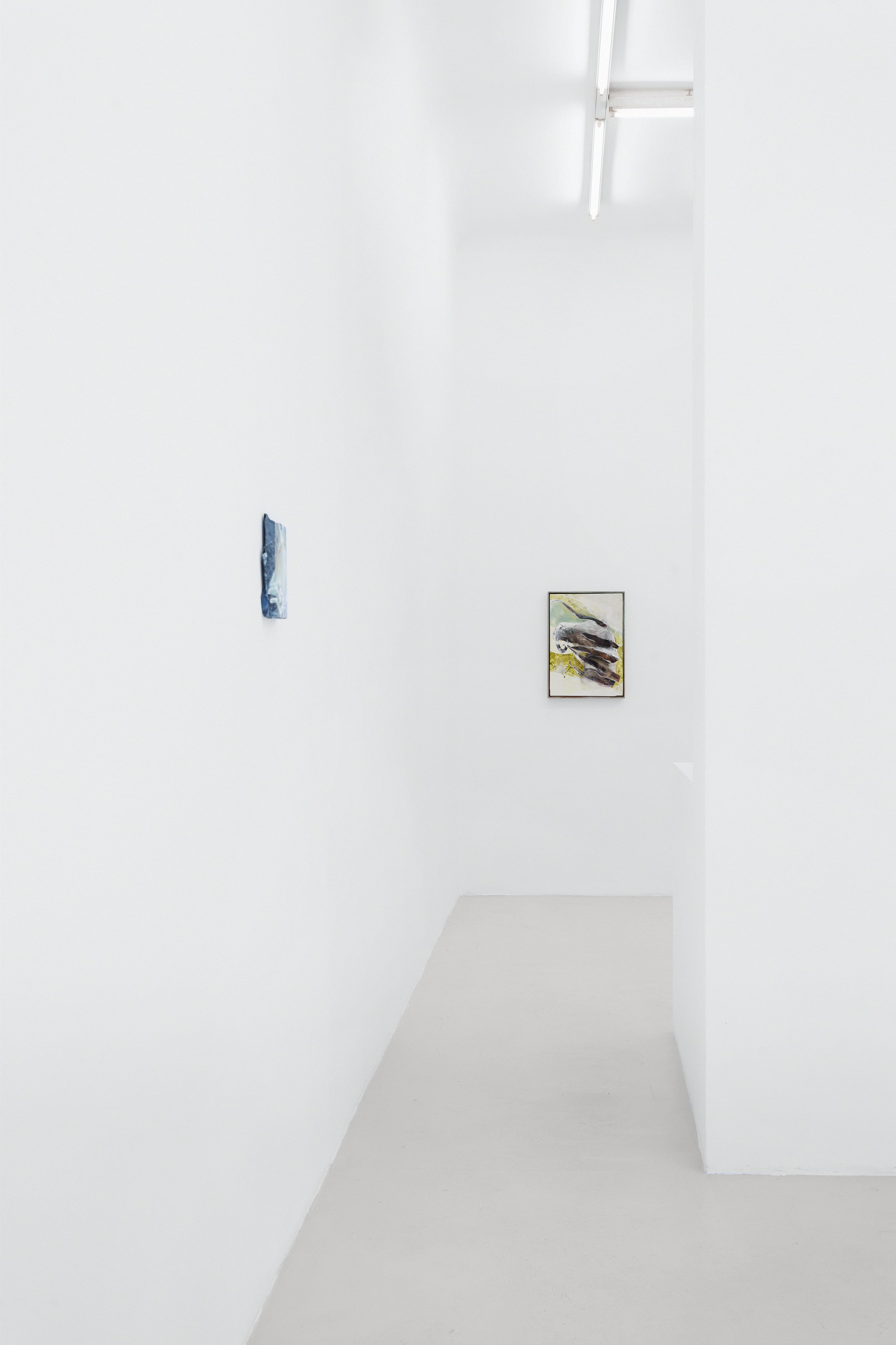 Andrea Martinucci, Carezze, 2022. Veduta della mostra presso Renata Fabbri arte contemporanea, Milano. Foto: Alberto Fanelli.   