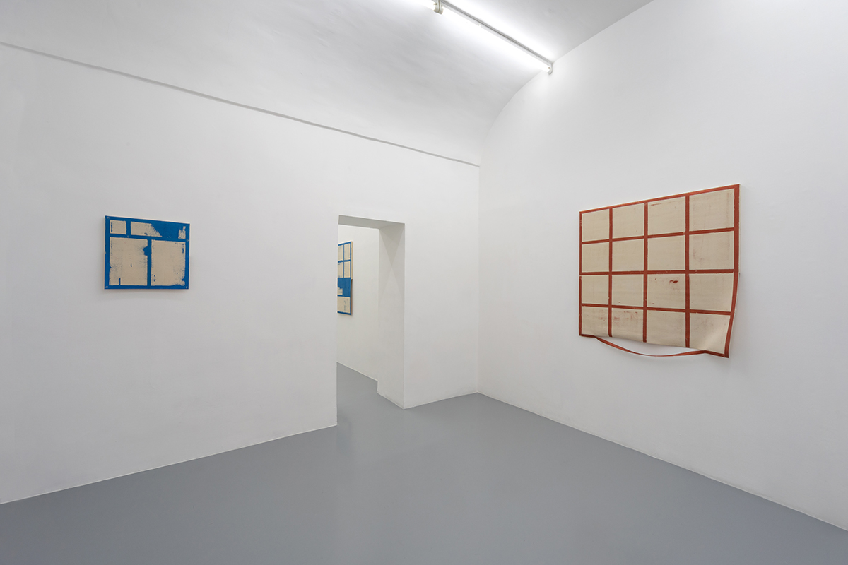 Eugenio Espinoza, Tre stanze, tre mesi, 2022, veduta della mostra alla Galleria Umberto Di Marino © Danilo Donzelli Photography