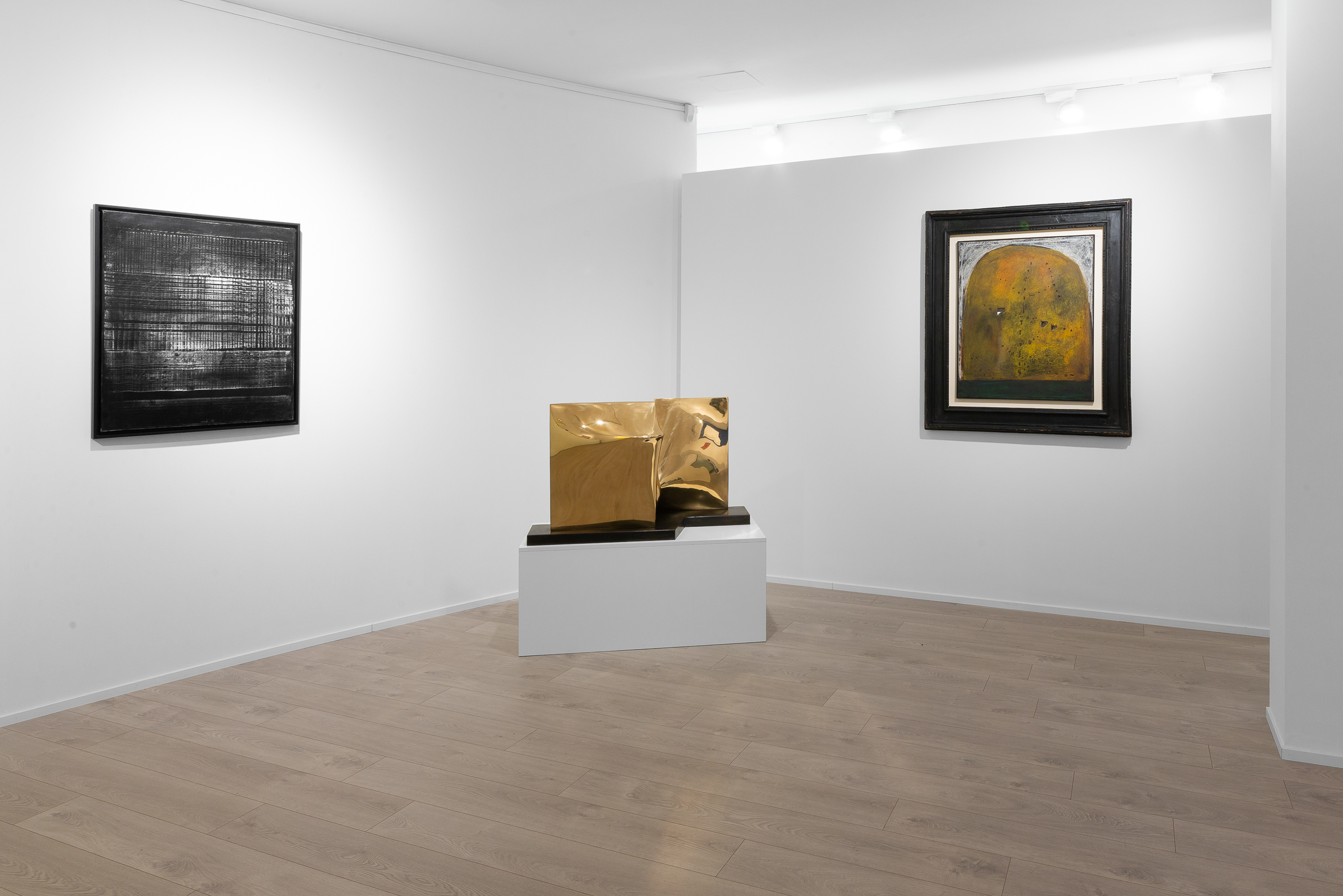 Installation view, Oltre la Materia. Da Lucio Fontana a Pablo Atchugarry, Cortesi Gallery Lugano, 2022