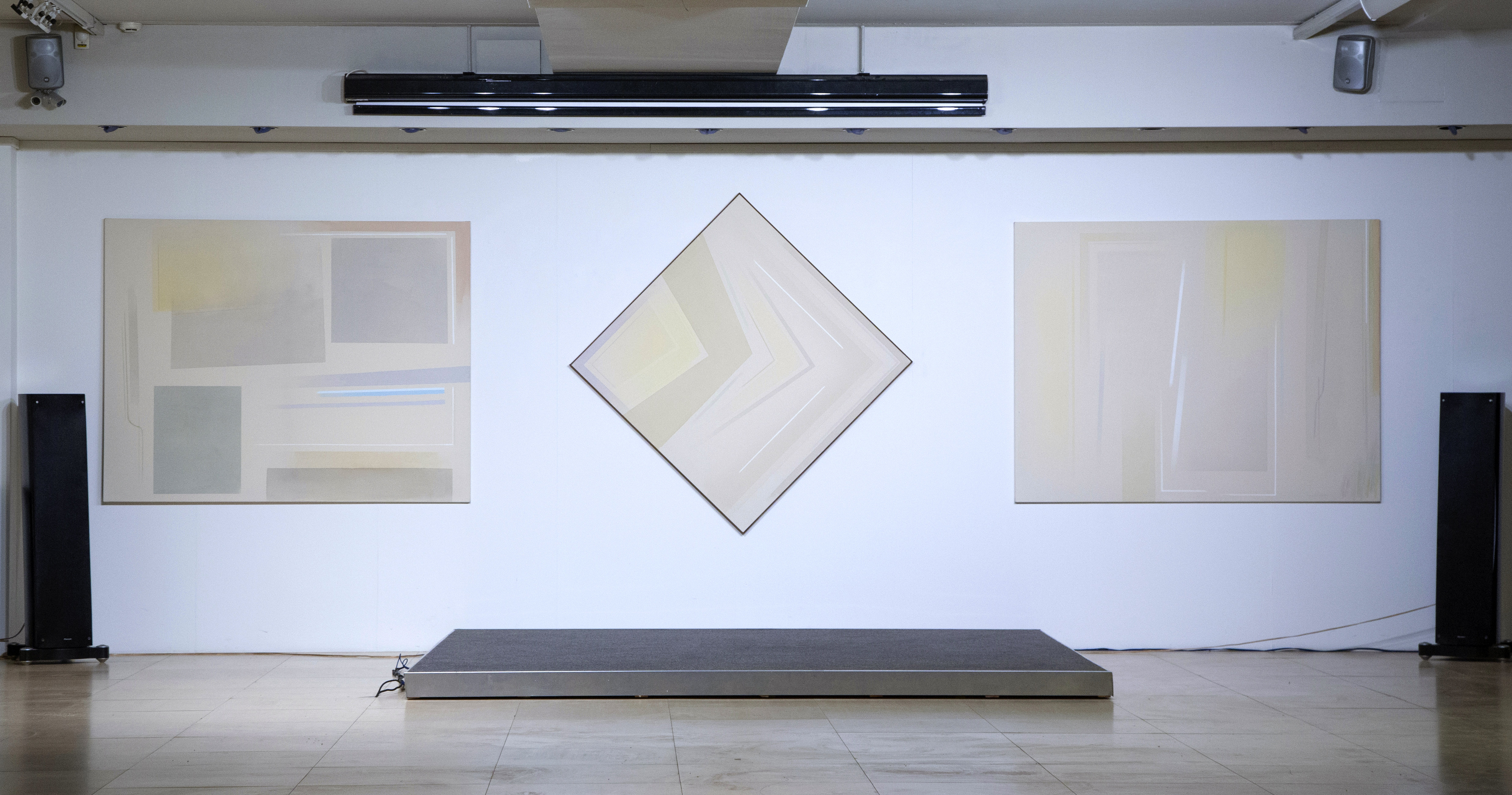 Quadrangoli in cerca di collocazione;  Angolare ambiguo; Un giallo leggero; esposte alla Biennale di VE 2017
