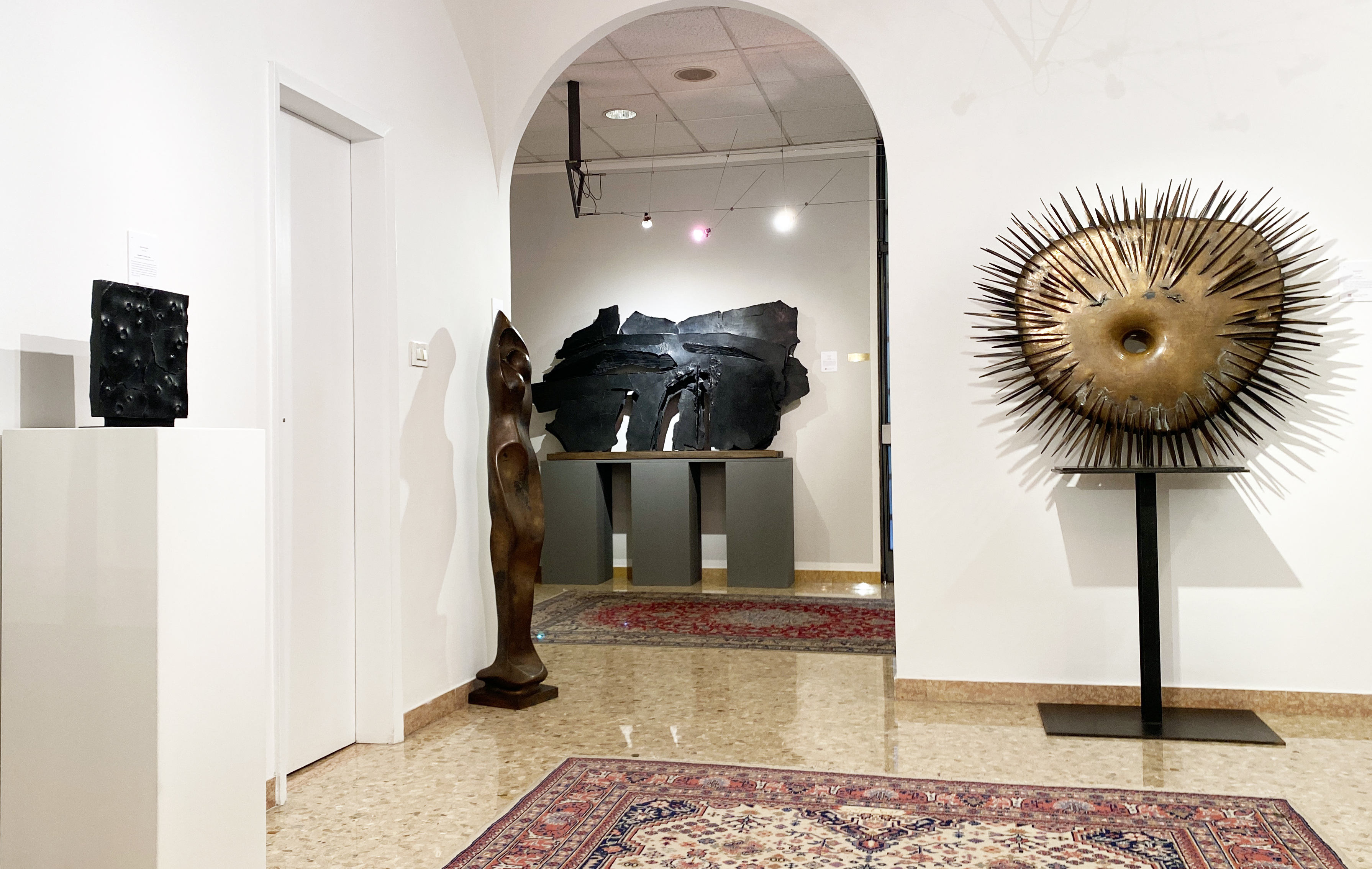 I saloni della galleria con le opere di Gino Bogoni