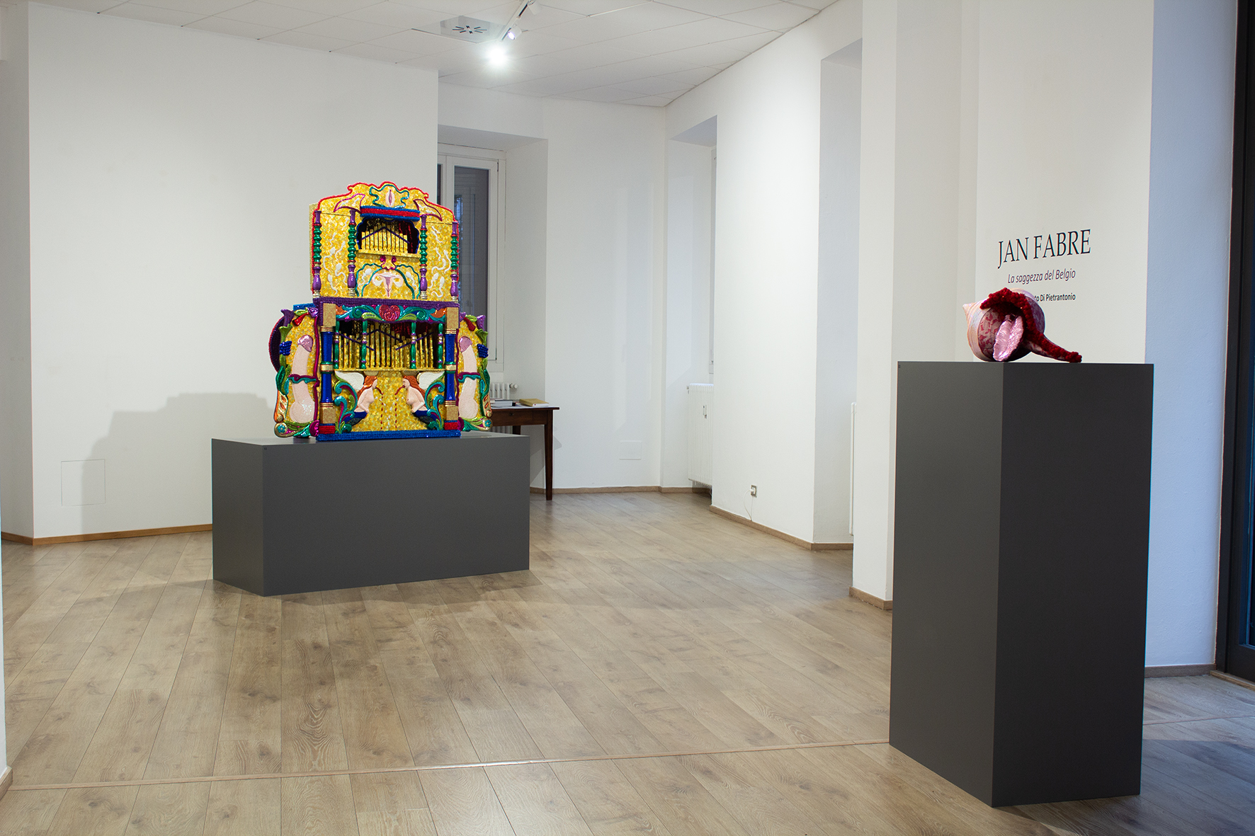 Installation view della mostra Jan Fabre. La saggezza del Belgio.  Courtesy: Galleria Gaburro, Verona-Milano. Photocredit: Ignazio Giordano.