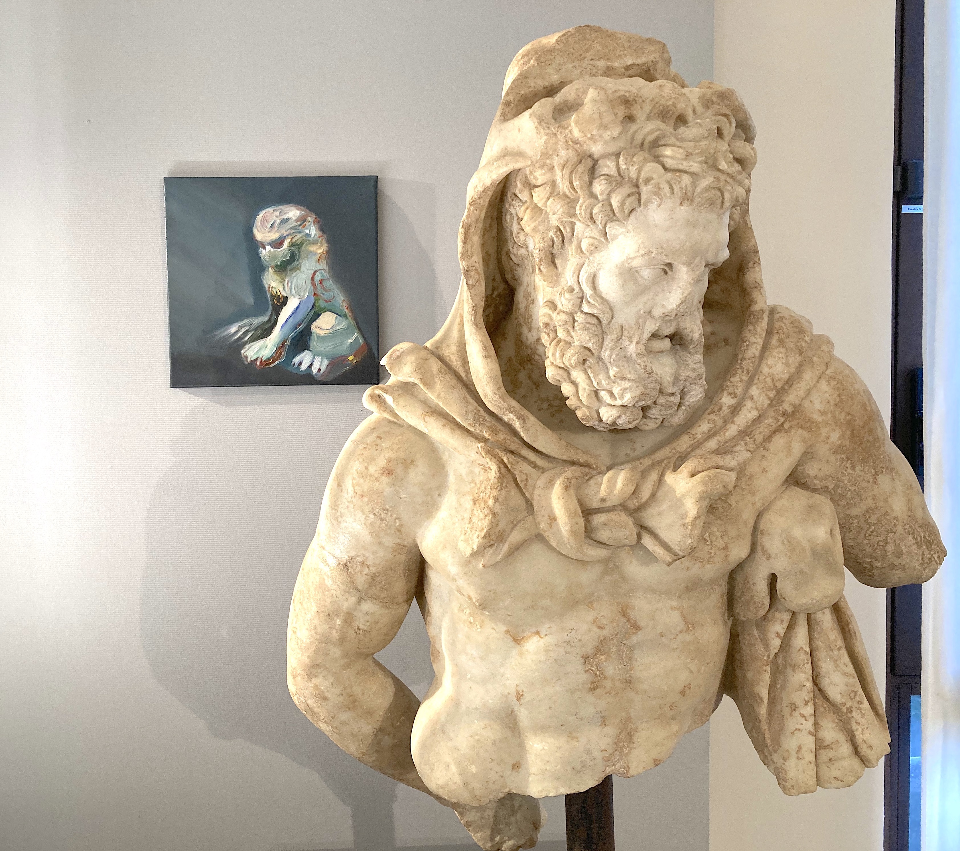 Venus in fur in dialogo con antica scultura Romana di Venere