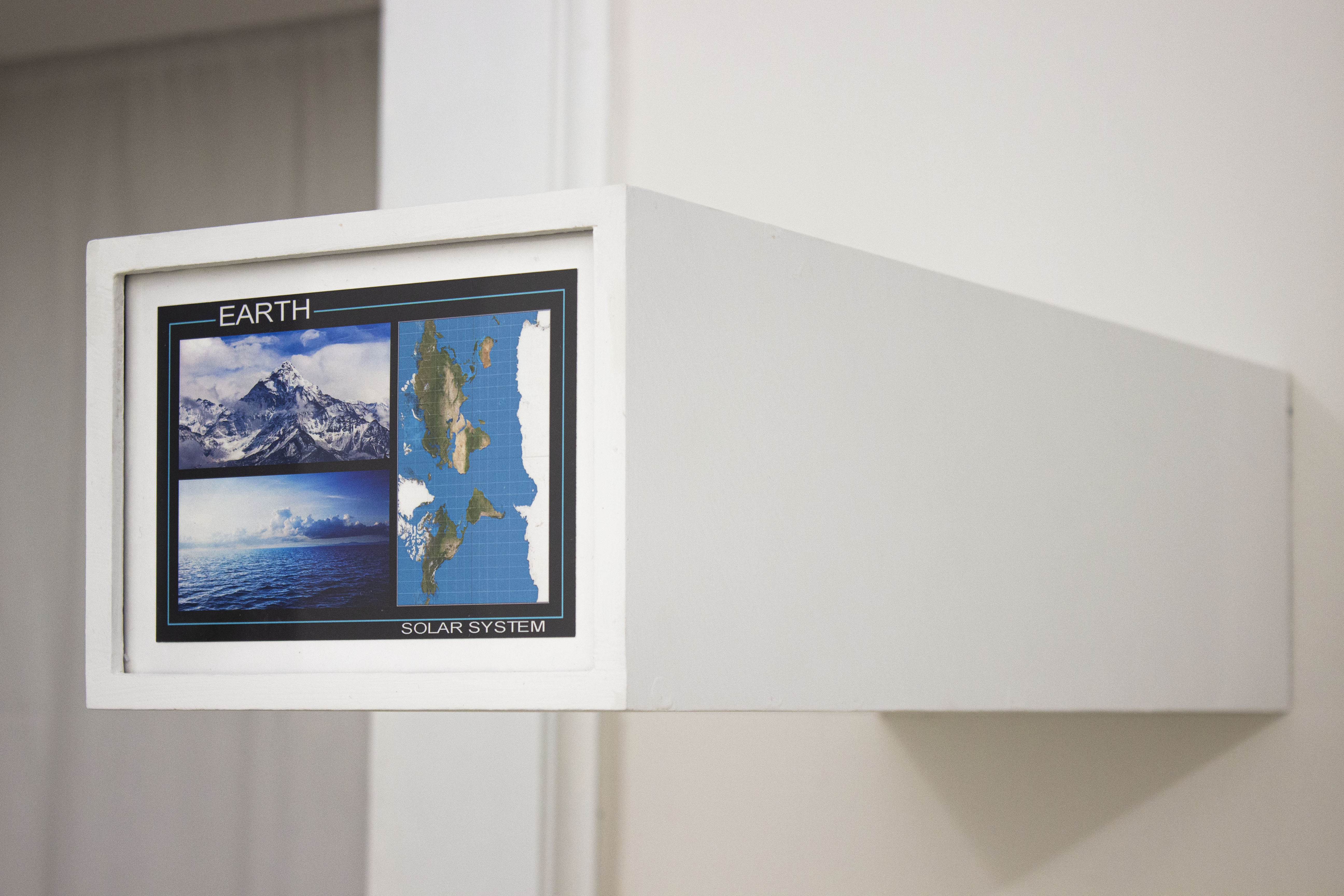 Gioele Pomante, Postcards from earth #1, 2022, stampa digitale 15 x 10 cm con cornice in legno, 18 x 13 x 50 cm